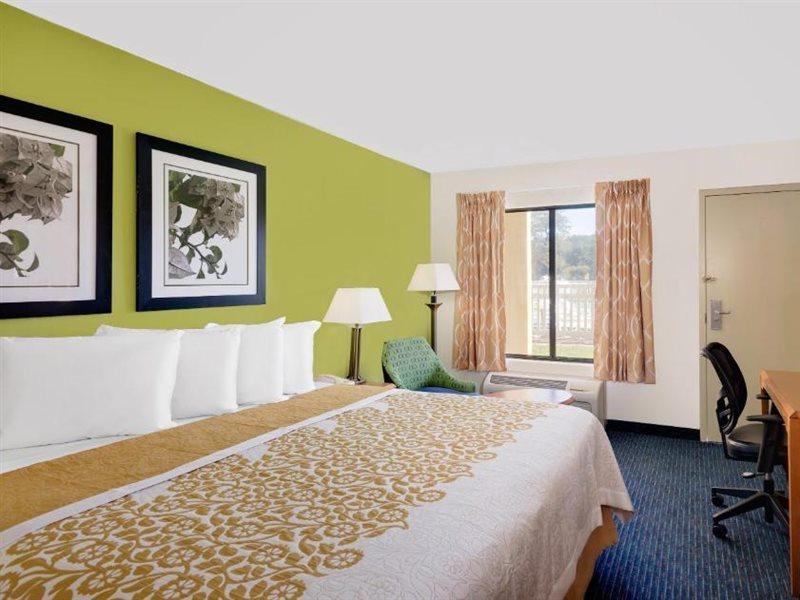 Days Inn By Wyndham Easton Exterior photo