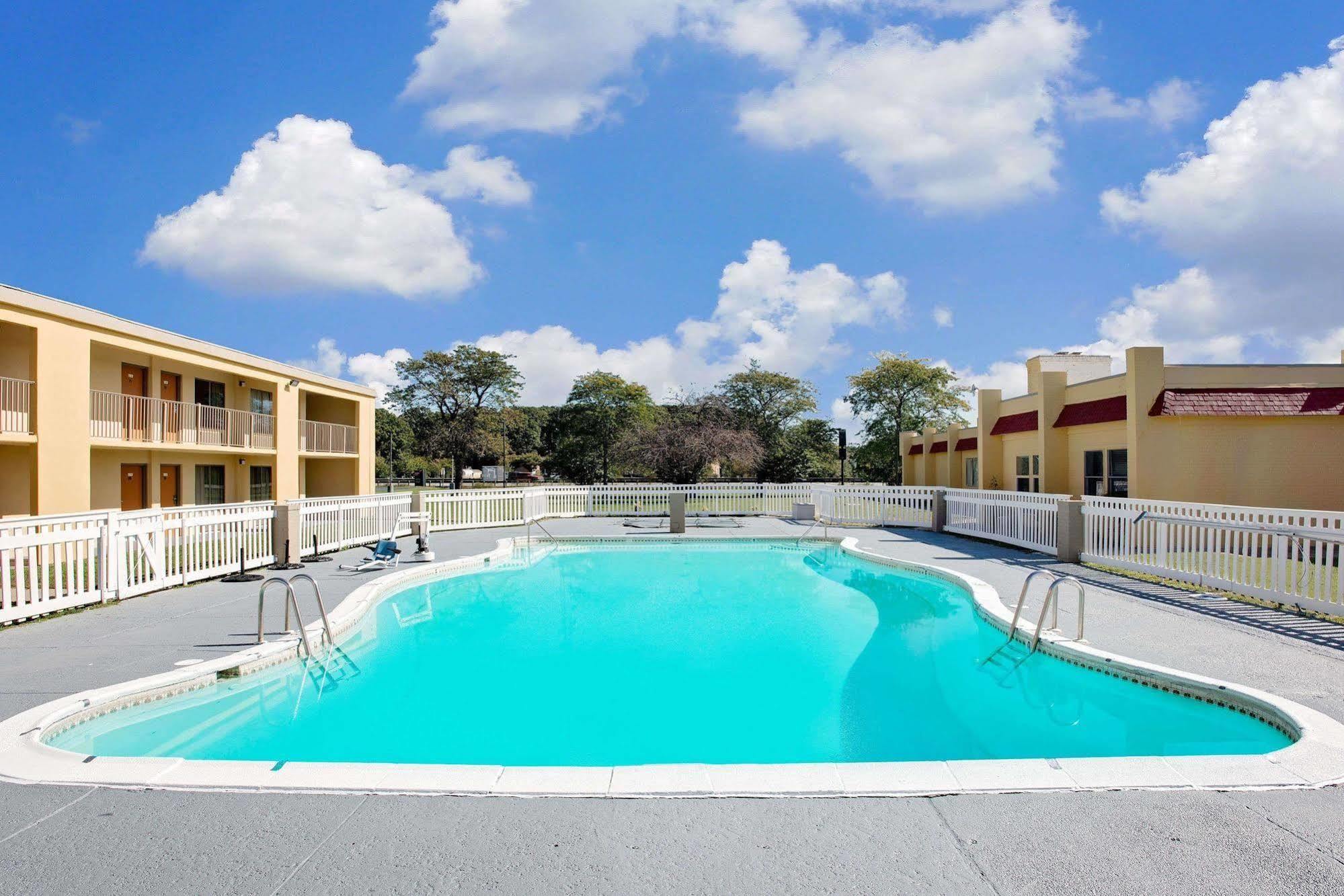 Days Inn By Wyndham Easton Exterior photo